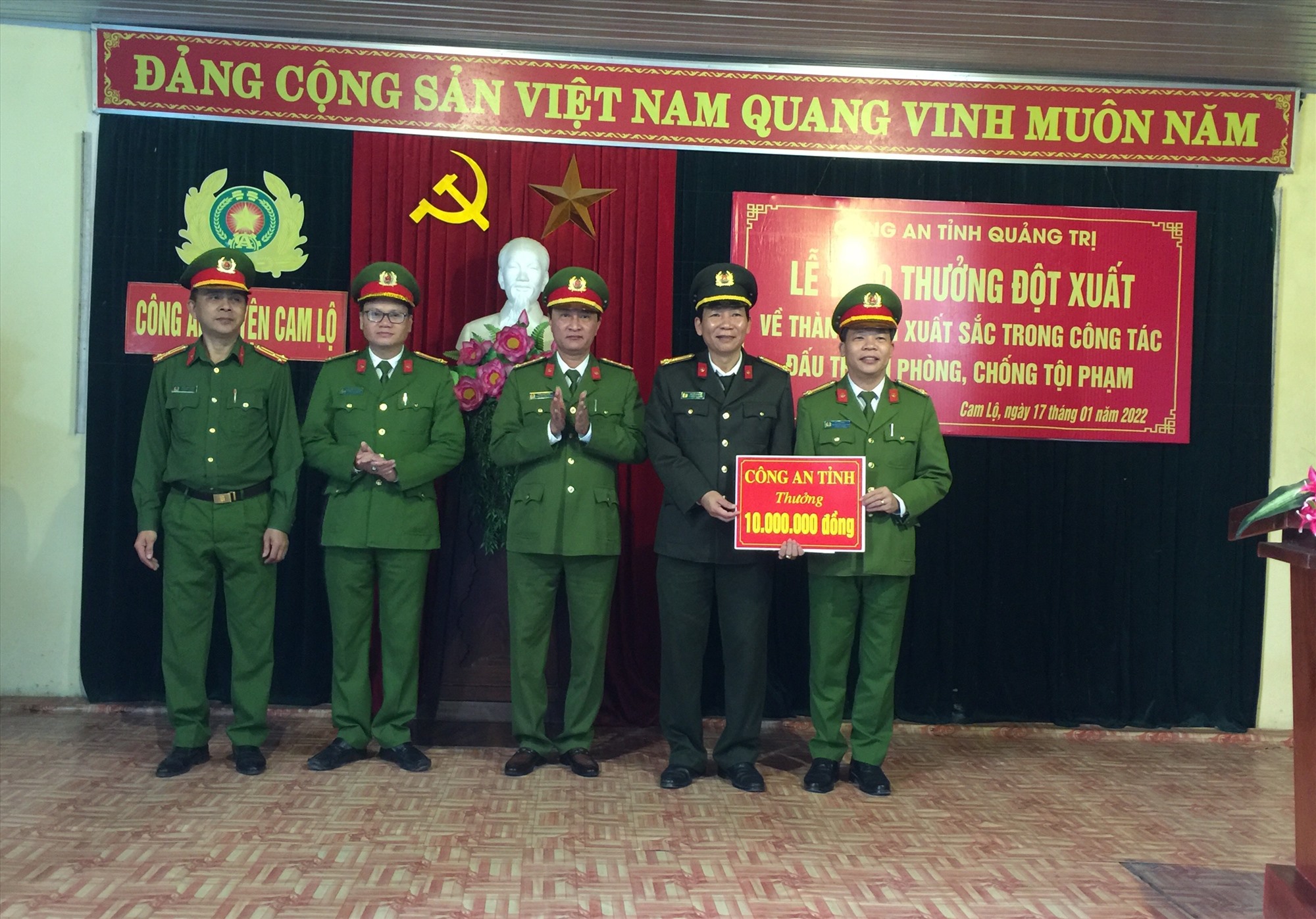 Phó Giám đốc Công an tỉnh, Đại tá Trần Xuân Vĩnh trao thưởng cho Công an huyện Cam Lộ - Ảnh: T.K