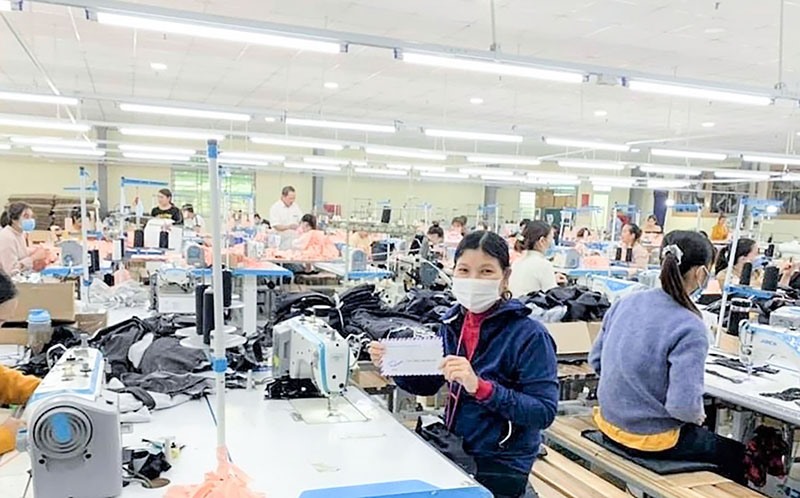 Niềm vui của ĐV&NLĐ của Công ty Cổ phần May xuất nhập khẩu Tân Định khi nhận quà tết từ công ty - Ảnh: T.L