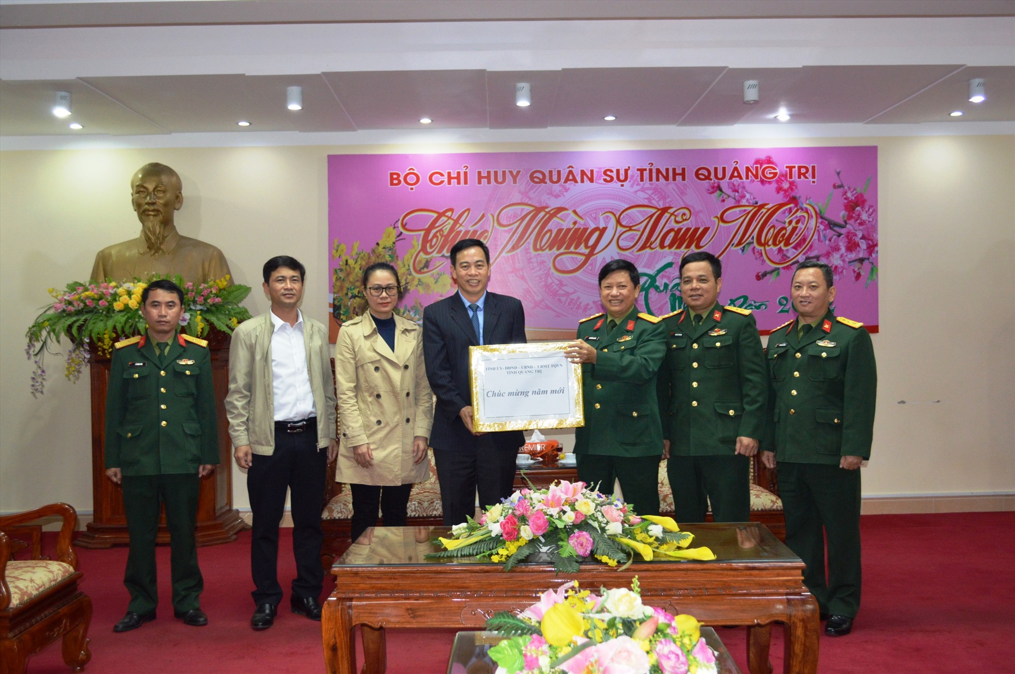 Phó Bí thư Thường trực Tỉnh ủy Nguyễn Đăng Quang tặng quà động viên cán bộ, chiến sĩ Bộ CHQS tỉnh - Ảnh: ĐV