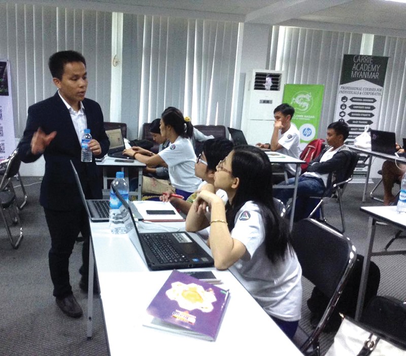 Anh Nguyễn Văn Hải (đứng) trong một lần tư vấn cho các bạn trẻ khởi nghiệp -Ảnh: NVCC