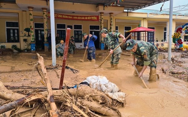 Lực lượng quân đội dọn dẹp vệ sinh Trường mầm non Hướng Việt, xã Hướng Việt, huyện Hướng Hóa (Quảng Trị)