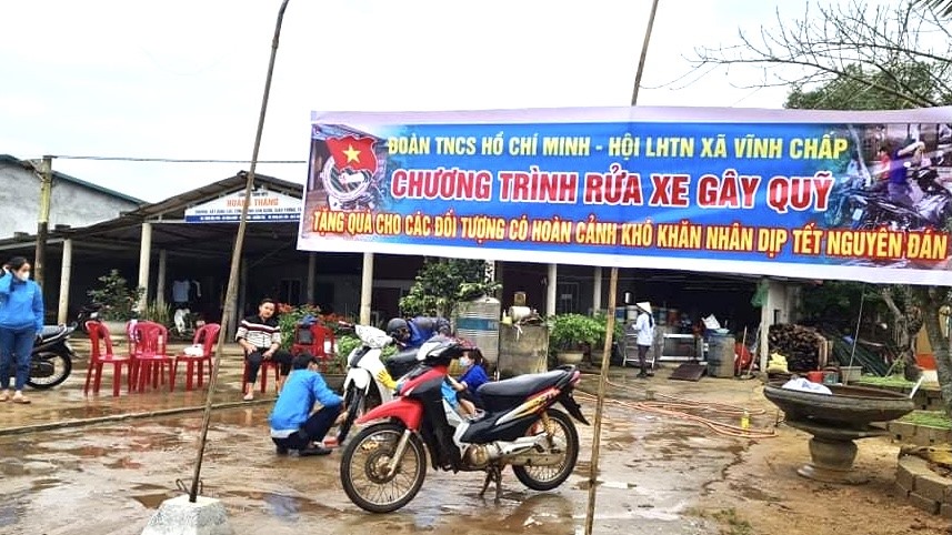 Đoàn viên thanh niên xã Vĩnh Chấp, huyện Vĩnh Linh tích cực hưởng ứng chương trình rửa xe gây quỹ nhân ái- Ảnh: NT