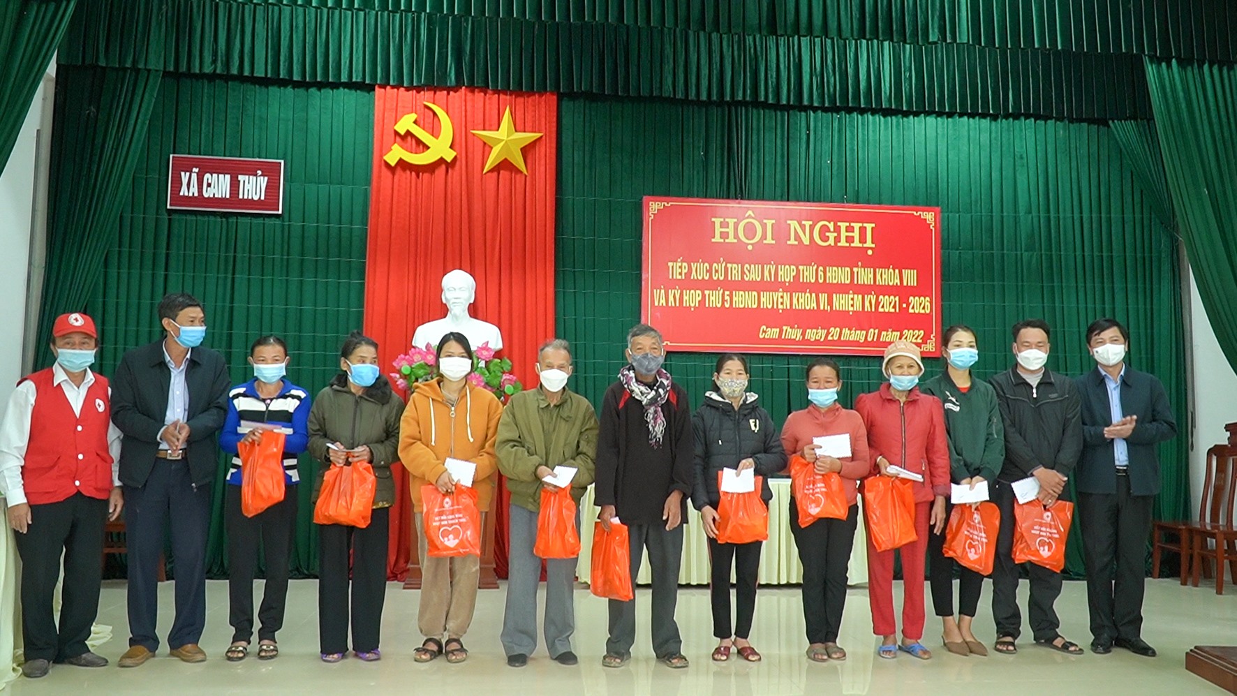 Phó Chủ tịch UBND tỉnh Hoàng Nam trao quà cho các gia đình khó khăn trên địa bàn xã Cam Thủy - Ảnh: A.V