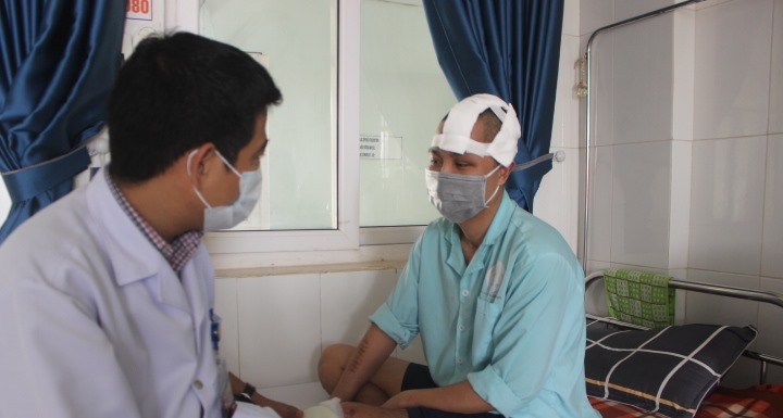 Người bệnh được thầy thuốc của Bệnh viện Đa khoa tỉnh Quảng Trị phẫu thuật vá khuyết sọ sau chấn thương sọ não phục hồi sức khỏe. Ảnh: Bội Nhiên