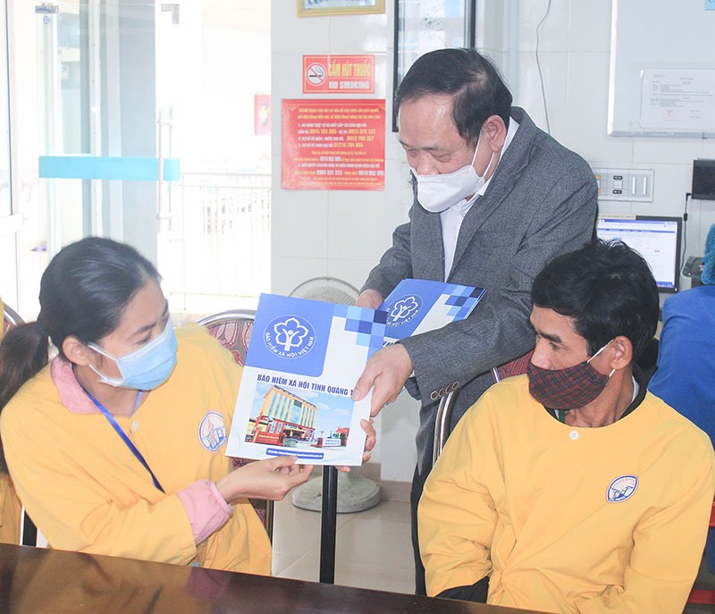 Lãnh đạo BHXH tỉnh tặng quà cho bệnh nhân đang điều trị tại Trung tâm Y tế thành phố Đông Hà - Ảnh: B.B