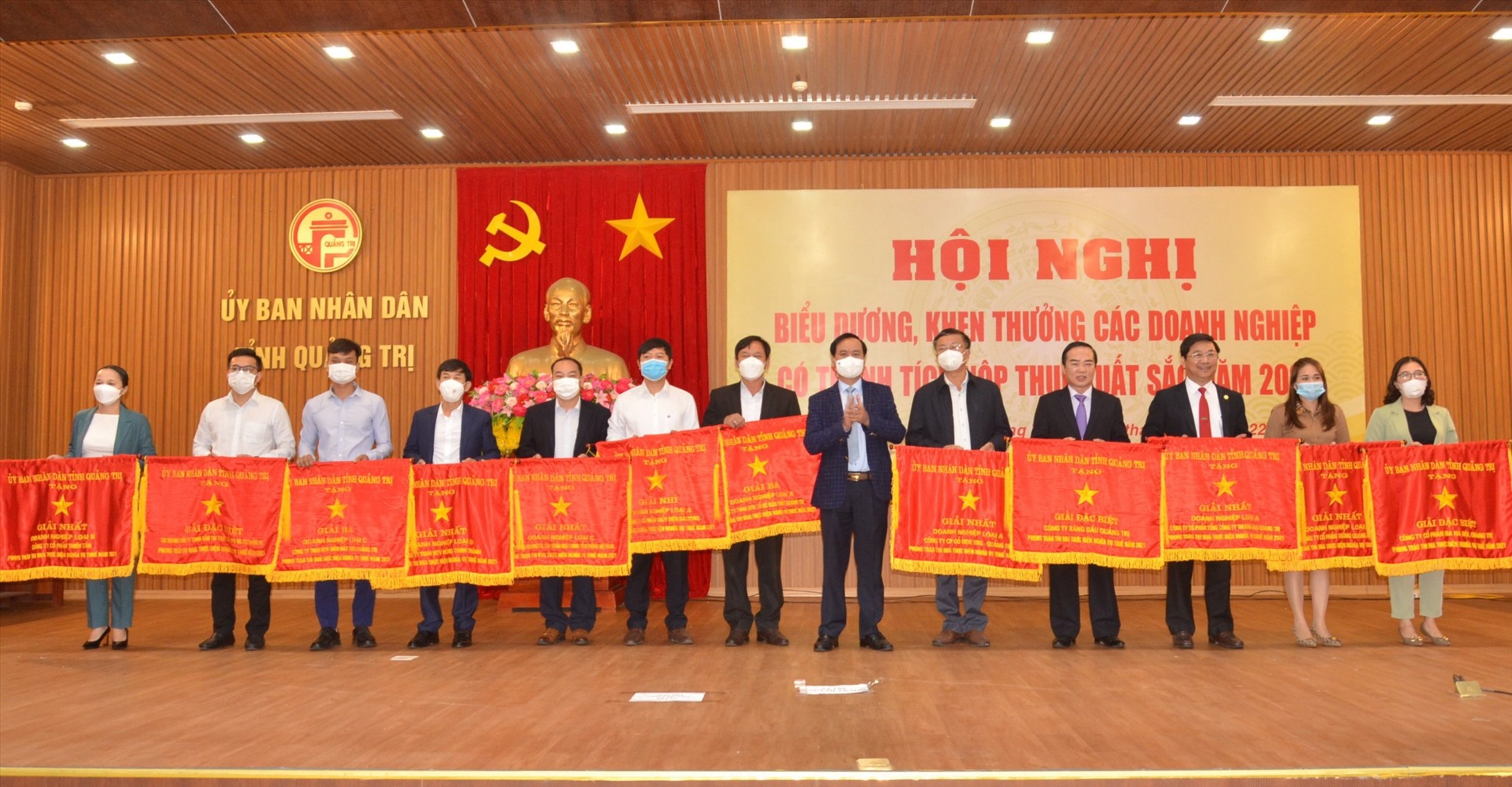 Chủ tịch UBND tỉnh Võ Văn Hưng trao tặng Cờ thi đua cho các doanh nghiệp có thành tích nộp thuế xuất sắc năm 2021 - Ảnh: L.M