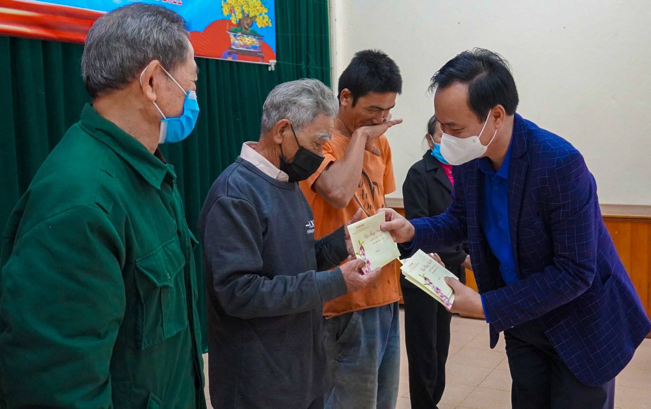 Chủ tịch UBND tỉnh Võ Văn Hưng trao quà cho người dân xã Vĩnh Khê - Ảnh: Trần Tuyền