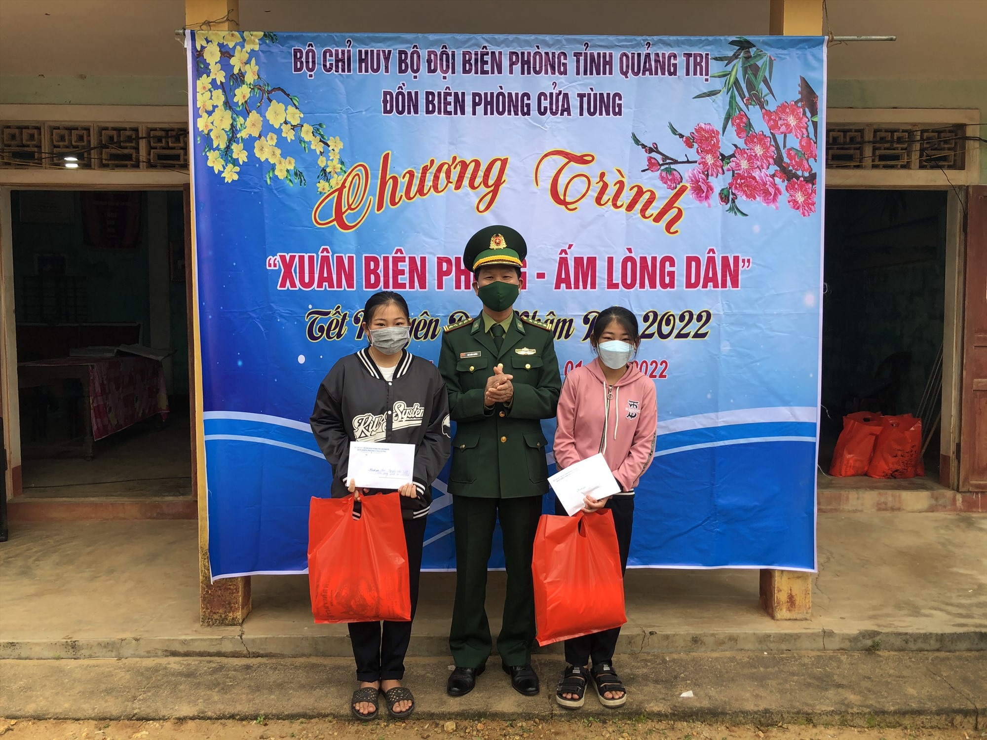 Đại tá Ngô Xuân Thường - Phó Chính ủy trao quà cho bà con nhân dân thôn Thái Lai