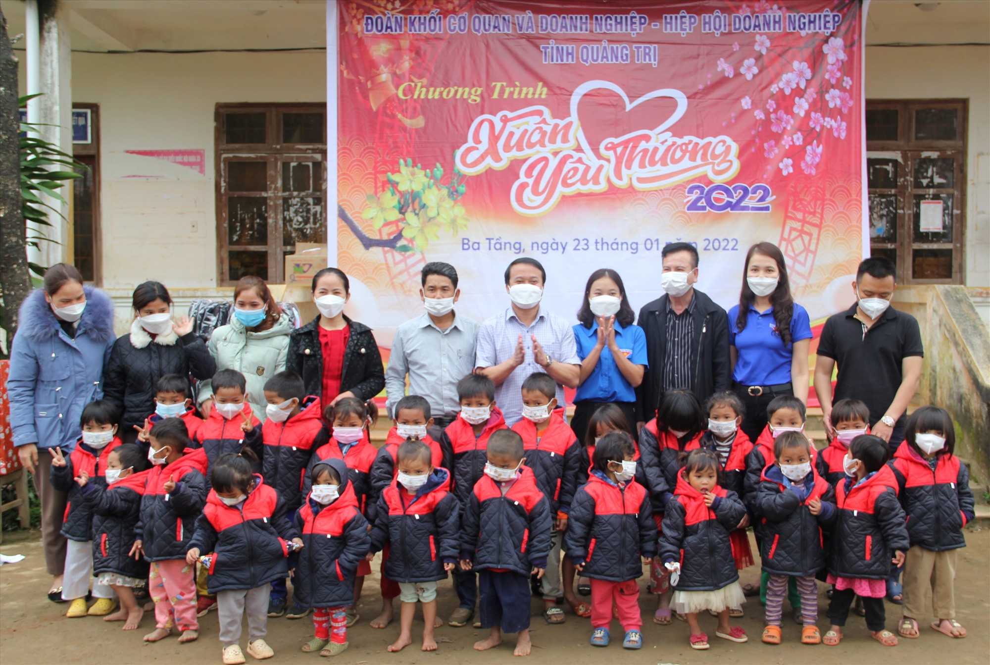 Trao tặng áo ấm cho các em học sinh ở xã Ba Tầng - Ảnh: MĐ