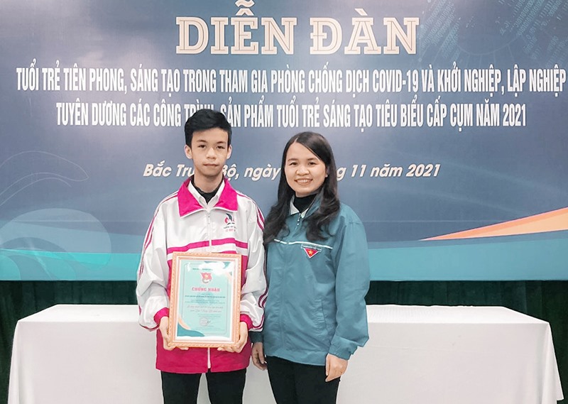 Em Lê Tuấn Anh, học sinh lớp 12 chuyên Tin có công trình tuổi trẻ sáng tạo tiêu biểu được tuyên dương cấp cụm Bắc Trung Bộ năm 2021-Ảnh: TÚ LINH