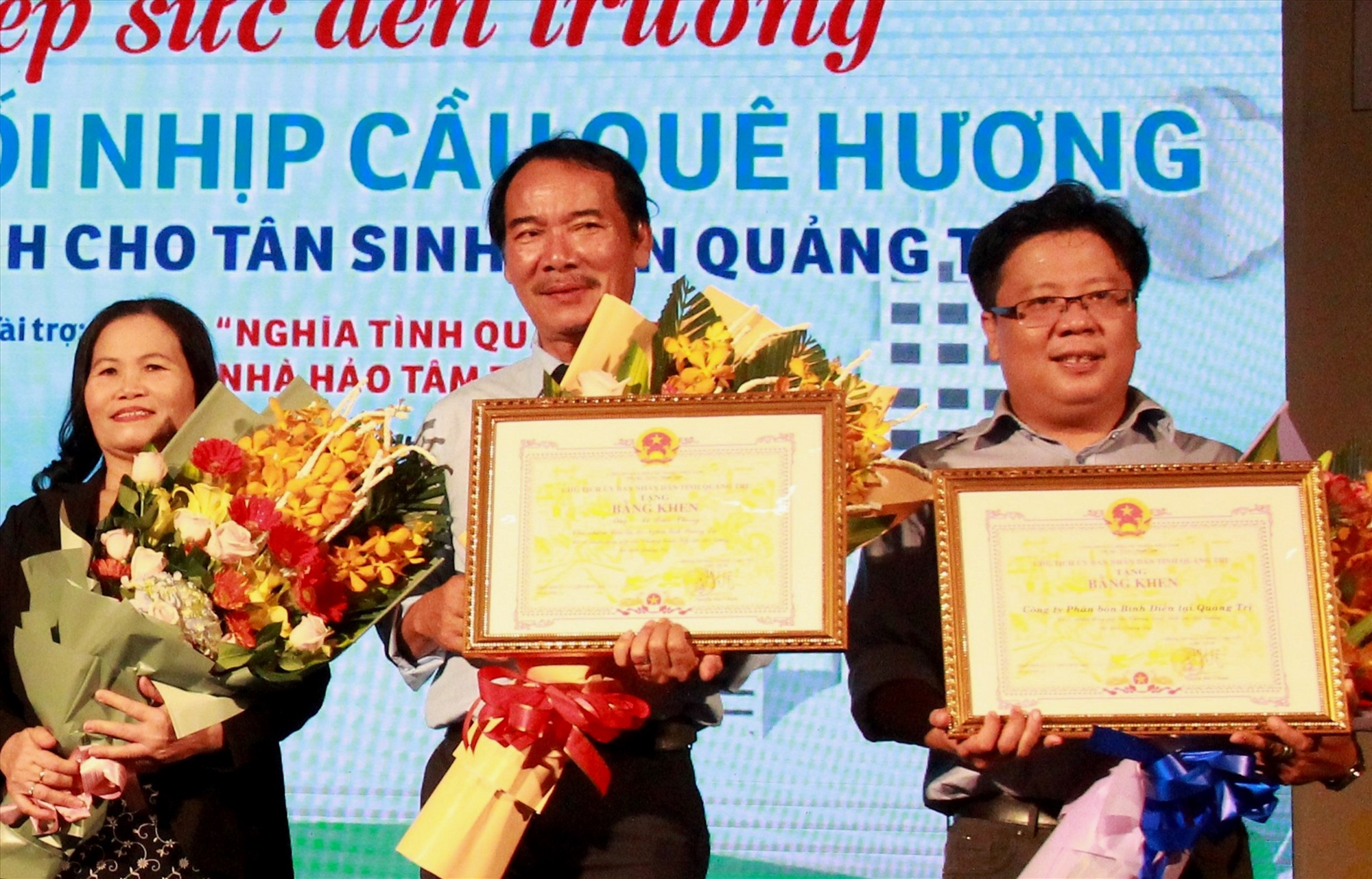 Tỉnh Quảng Trị đã tặng bằng khen ghi nhận những đóng góp của ông Lê Quốc Phong (ở giữa) cùng những người trong CLB Nghĩa tình Quảng Trị - Ảnh: Q.NAM