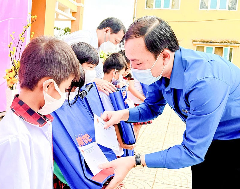 Phó Bí thư Tỉnh đoàn Phạm Xuân Khánh trao quà cho học sinh có hoàn cảnh khó khăn - Ảnh: Q.Đ