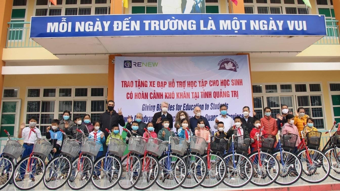 Các thành viên của tổ chức Cựu chiến binh vì hòa bình trao xe đạp mới cho các em học sinh tiểu học ở xã Cam Thành, huyện Cam Lộ-Ảnh: N.X.H