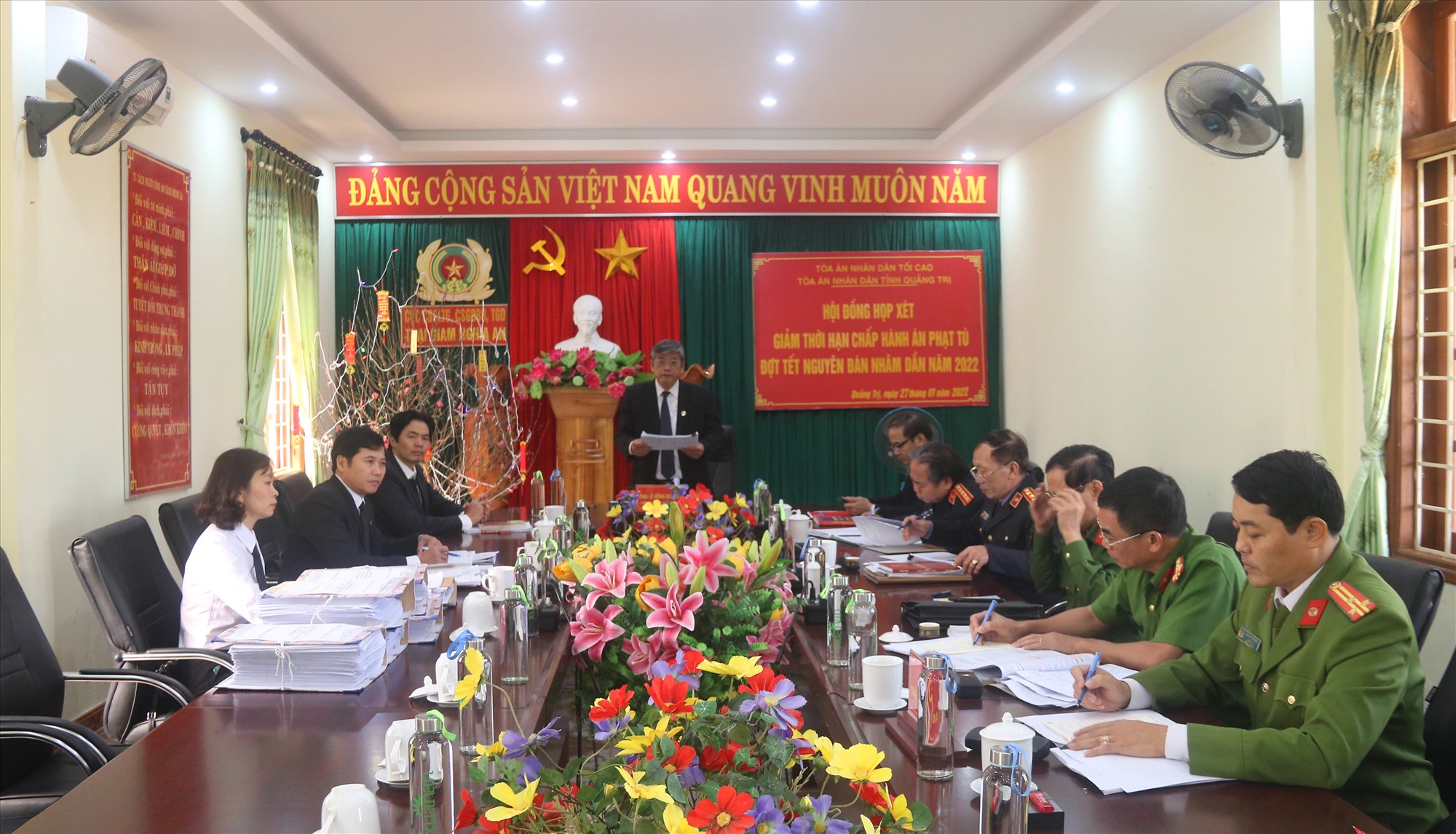 Chánh án TAND tỉnh, Chủ tịch Hội đồng xét giảm thời hạn chấp hành án phạt tù tỉnh Lê Hồng Quang đưa ra kết luận của hội đồng về giảm án - Ảnh: N.B
