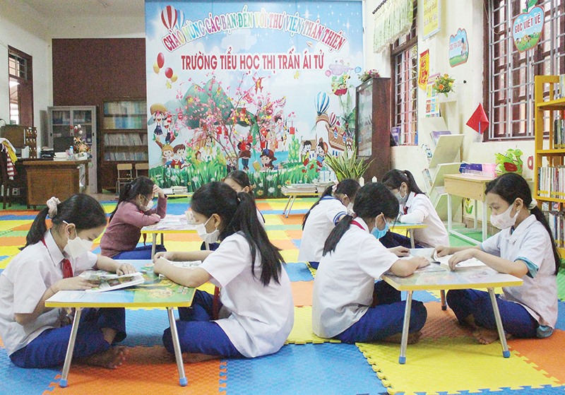 Học sinh Trường Tiểu học thị trấn Ái Tử trong giờ đọc sách tại thư viện -Ảnh: T.L
