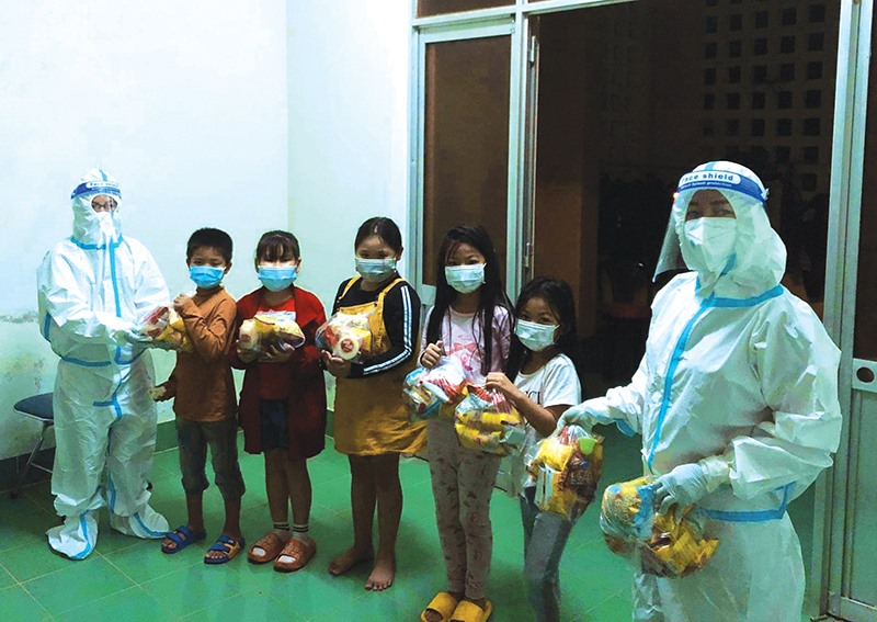 Bác sĩ, nhân viên Trung tâm Y tế huyện Hướng Hóa tặng quà cho các em nhỏ trong cơ sở điều trị COVID-19 - Ảnh: NVCC