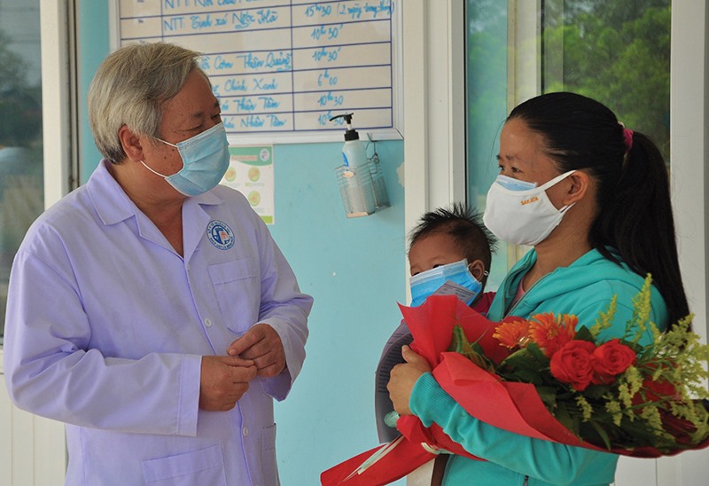 Bác sĩ Trương Huyền Trường căn dặn một bệnh nhân vừa được điều trị khỏi COVID-19 trước khi hai mẹ con rời bệnh viện - Ảnh: Q.H