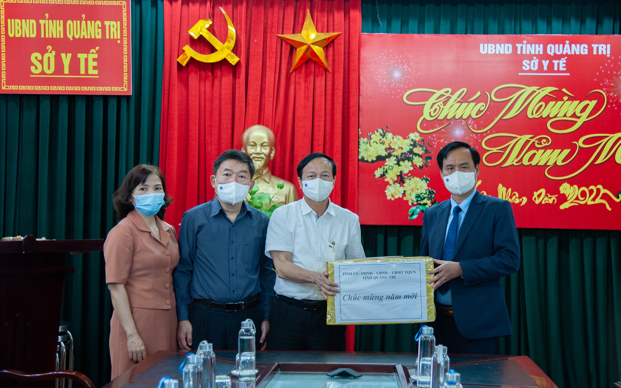 Chủ tịch UBND tỉnh Võ Văn Hưng thăm, chúc Tết các y bác sĩ tại Sở Y tế - Ảnh: T.T
