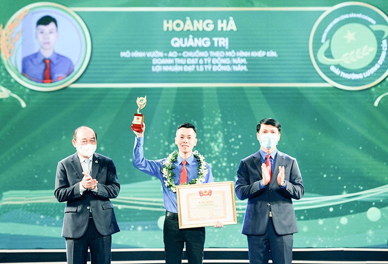 Anh Hoàng Hà nhận giải thưởng Lương Định Của của Trung ương Đoàn - Ảnh: NVCC
