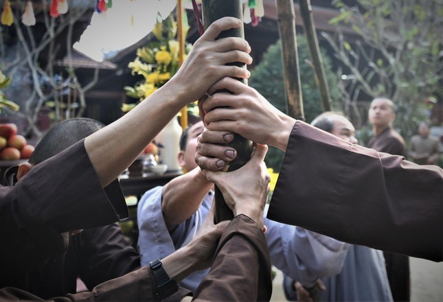 Chư Tăng, Phật tử chung tay dựng nêu đón năm mới