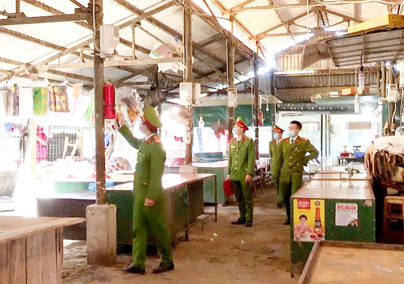 Cán bộ, chiến sĩ Công an thành phố Đông Hà kiểm tra công tác phòng, chống cháy nổ tại chợ Khu phố 2, Phường 5 - Ảnh: M.L