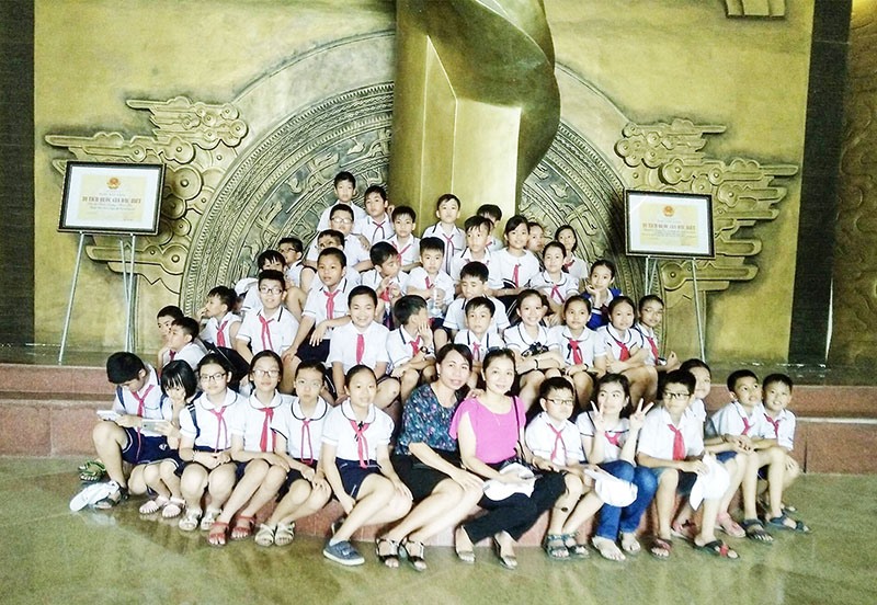 Học sinh Trường Tiểu học Hàm Nghi cùng các cô giáo tham quan Bảo tàng tỉnh (chụp trước tháng 4/2021) - Ảnh: T.L