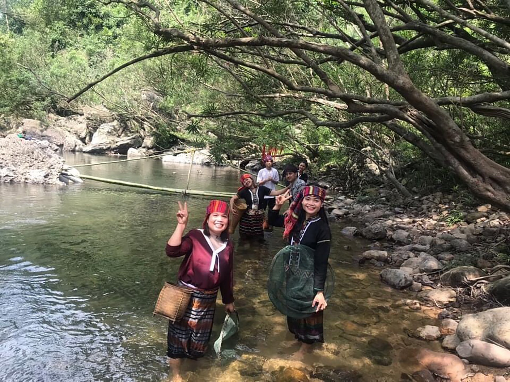 Tour du lịch trải nghiệm suối Tà Lao, xã Tà Long, huyện Đakrông thu hút giới trẻ - Ảnh: M.L
