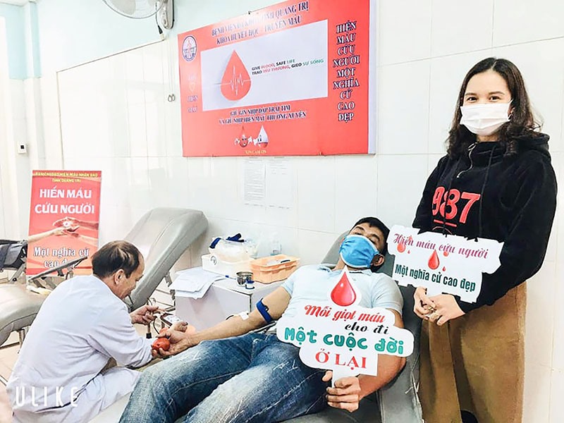 Tình nguyện viên xã Vĩnh Tú, huyện Vĩnh Linh tham gia hiến máu tại Bệnh viện Đa khoa tỉnh - Ảnh: M.H