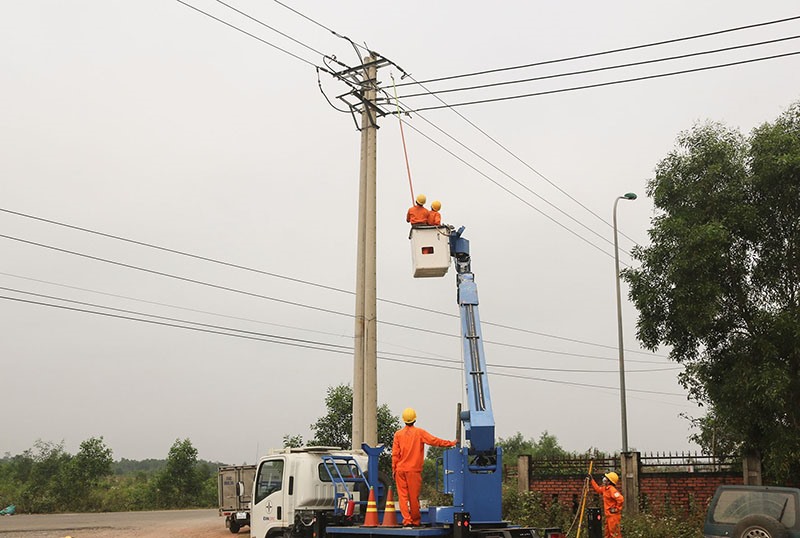 Ứng dụng công nghệ hiện đại vào quá trình sửa chữa lưới điện ở PC Quảng Trị - Ảnh: H.N.K