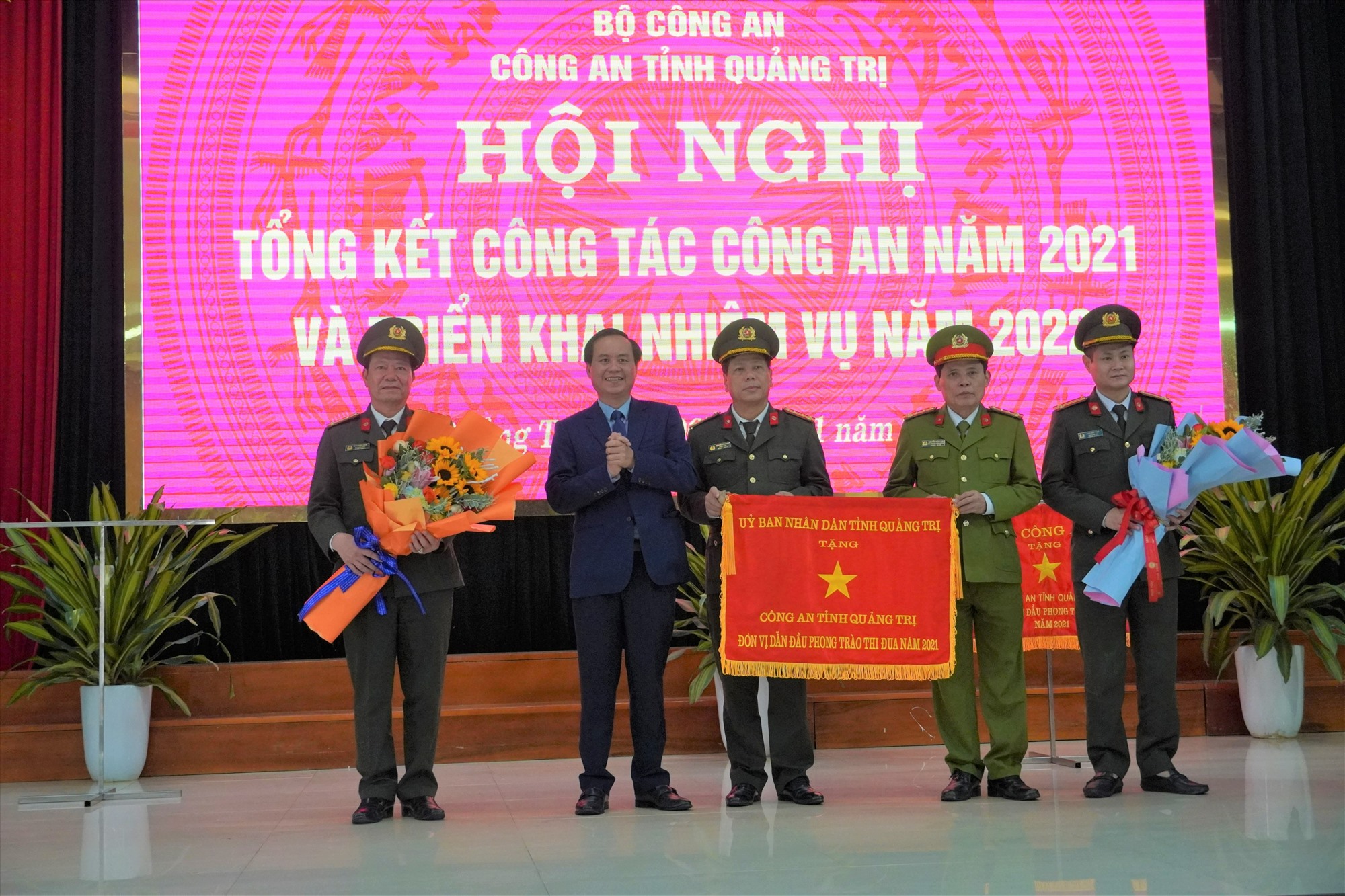 Chủ tịch UBND tỉnh Võ Văn Hưng tặng Cờ thi đua cho Công an tỉnh vì đã hoàn thành xuất sắc nhiệm vụ, dẫn đầu phong trào thi đua yêu nước năm 2021. - Ảnh: T.P