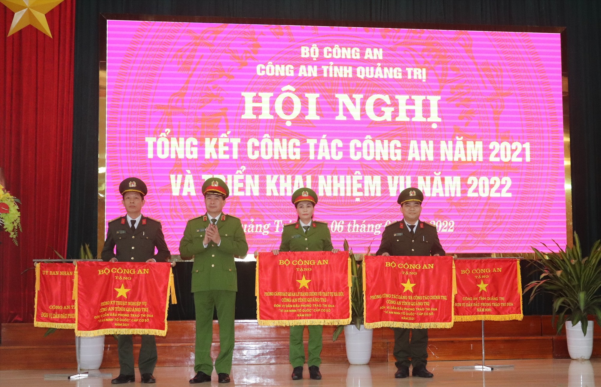 Thứ trưởng Bộ Công an, Thiếu tướng Lê Quốc Hùng trao Cờ thi đua của Bộ Công an cho 3 tập thể thuộc Công an tỉnh vì đã có thành tích xuất sắc, dẫn đầu phong trào thi đua “Vì an ninh Tổ quốc” đơn vị cấp cơ sở năm 2021 - Ảnh: T.P