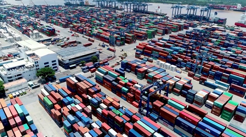Các container hàng hóa tại cảng Cát Lái.