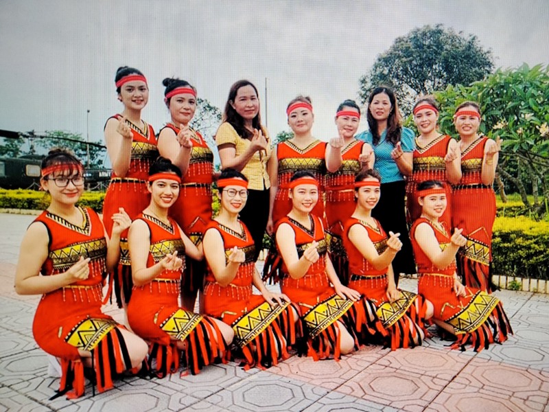 Nhiều CLB dân vũ chọn trang phục truyền thống dân tộc để biểu diễn -Ảnh: M.Đ