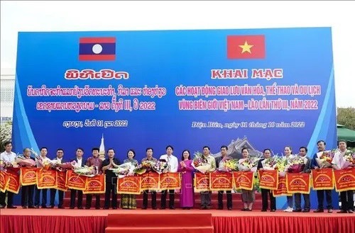 Ban tổ chức trao cờ lưu niệm cho các đoàn tham gia Ngày hội giao lưu văn hóa, thể thao và du lịch vùng biên giới Việt Nam-Lào.