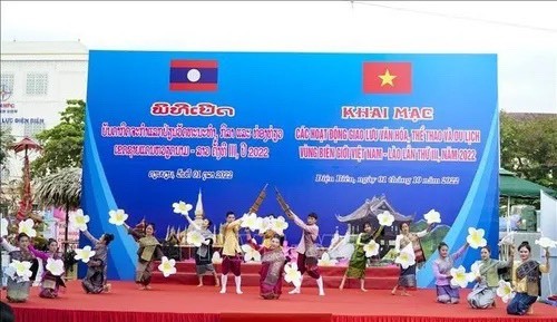 Tiết mục múa của các diễn viên đến từ Lào tại Ngày hội.