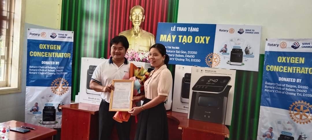 Đại diện Trung tâm Y tế huyện Hướng Hóa vừa tiếp nhận 5 máy tạo ô xy y tế từ các câu lạc bộ Rotar