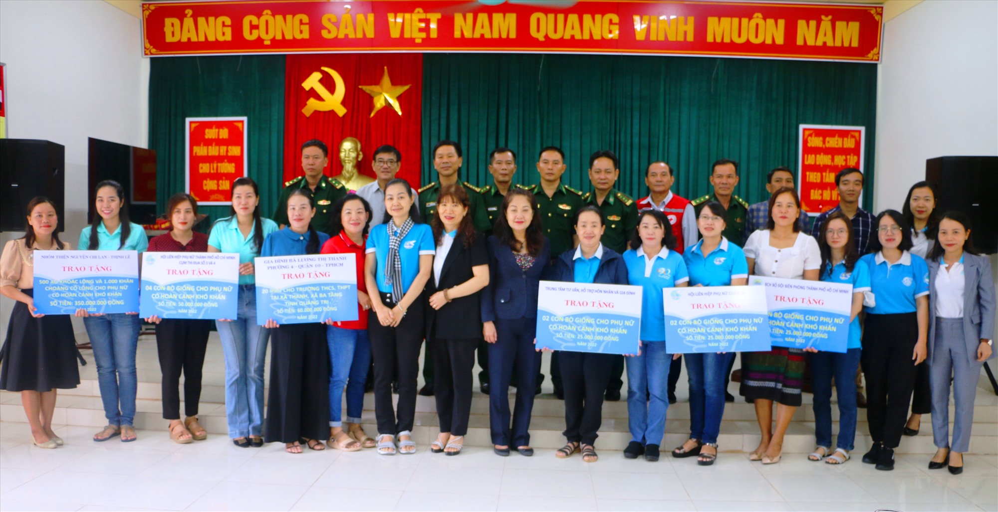 Đại diện Hội LHPN và BĐBP TP. Hồ Chí Minh, Hội LHPN tỉnh Quảng Trị trao tặng các phần quà cho người dân xã Ba Tầng, xã Thanh - Ảnh: ĐV