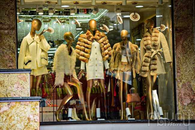 Một số cửa hàng thời trang bắt đầu bán đồ mùa đông mẫu mới.