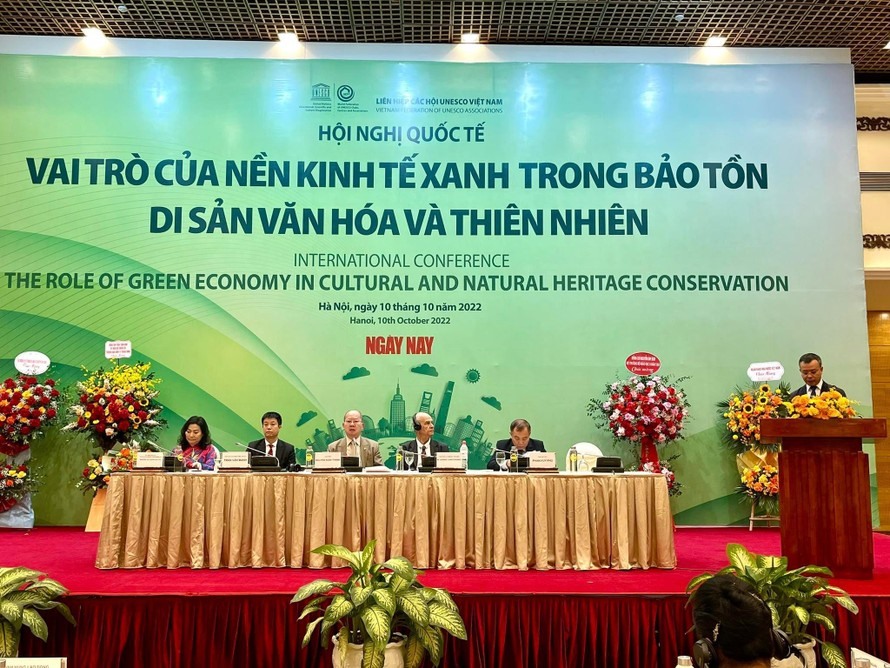 Nhà báo Nguyễn Hùng Sơn, Phó Chủ tich Liên hiệp các Hội UNESCO Việt Nam phát biểu tại Hội nghị quốc tế “Vai trò của nền kinh tế xanh trong bảo tồn di sản văn hóa và thiên nhiên“.