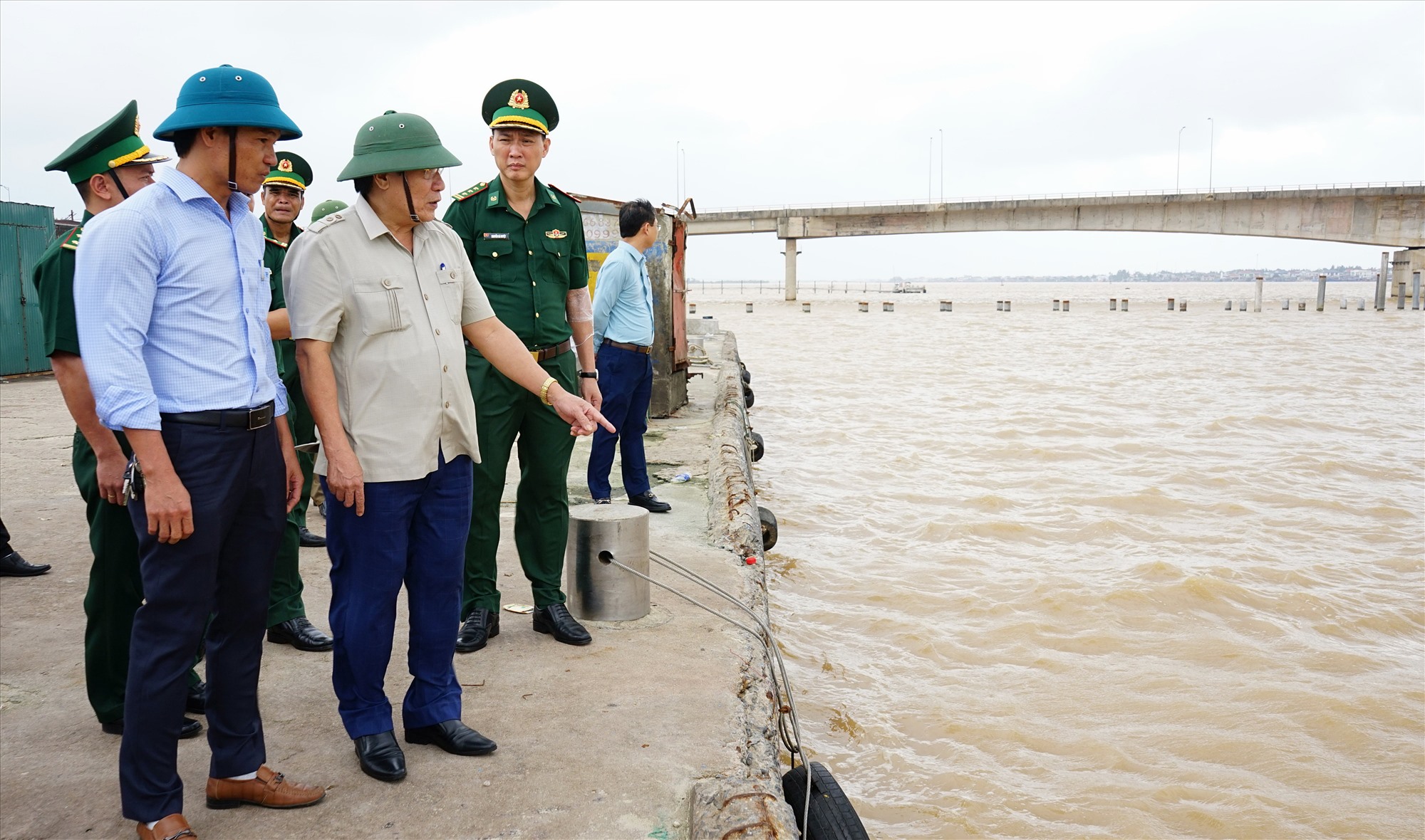 Phó Chủ tịch Thường trực UBND tỉnh Hà Sỹ Đồng kiểm tra công tác chống khai thác IUU tại cảng cá Cửa Việt - Ảnh: L.A