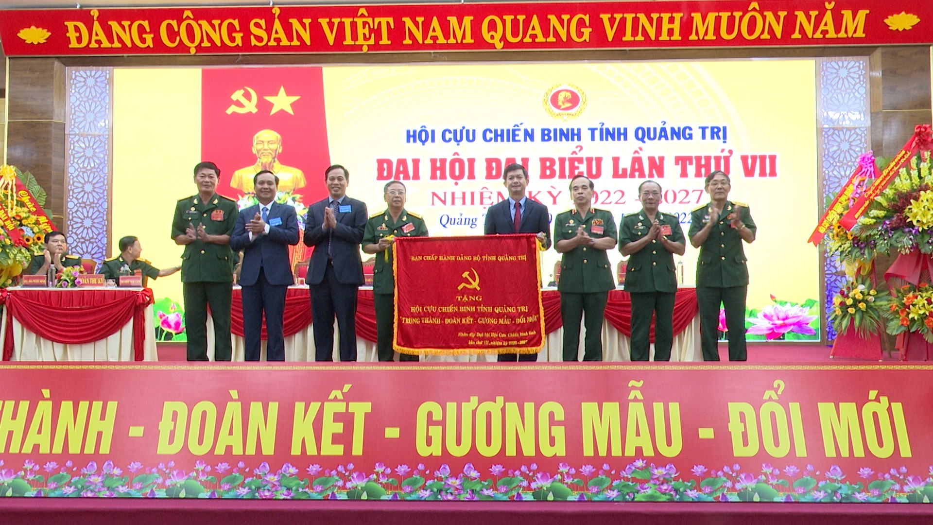 Lãnh đạo tỉnh trao bức trướng của Ban Chấp hành Đảng bộ tỉnh tặng Hội CCB tỉnh - Ảnh: N.T.H