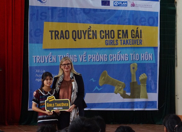 Đại sứ Thụy Điển tại Việt Nam Ann Mawe trao quyền đại sứ cho em H.T. Hằng - Ảnh: Đại sứ quán Thụy Điển cung cấp
