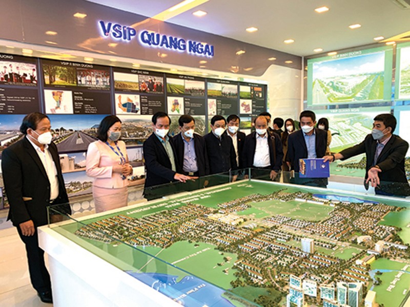Đoàn công tác của tỉnh Quảng Trị tham quan mô hình Khu công nghiệp VSIP Quảng Ngãi -Ảnh: H.N.K