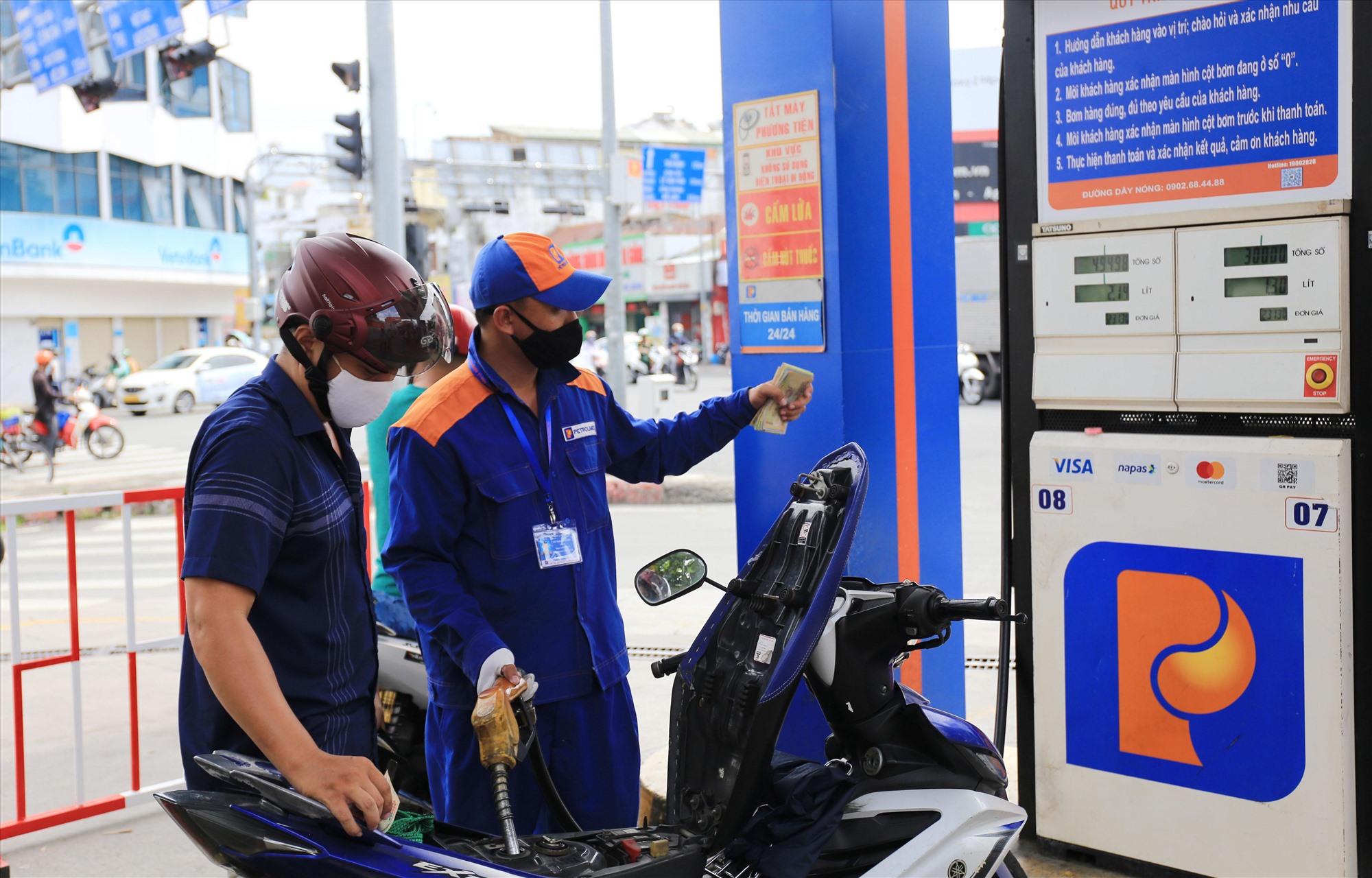 Cửa hàng xăng dầu Petrolimex ở góc ngã tư Hoàng Văn Thụ - Nguyễn Kiệm (Q.Phú Nhuận) hoạt động không bị gián đoạn. Vài ngày trước lượng khách tăng cao, nhưng đến nay đã ổn định, không còn xảy ra tình trạng đông người.