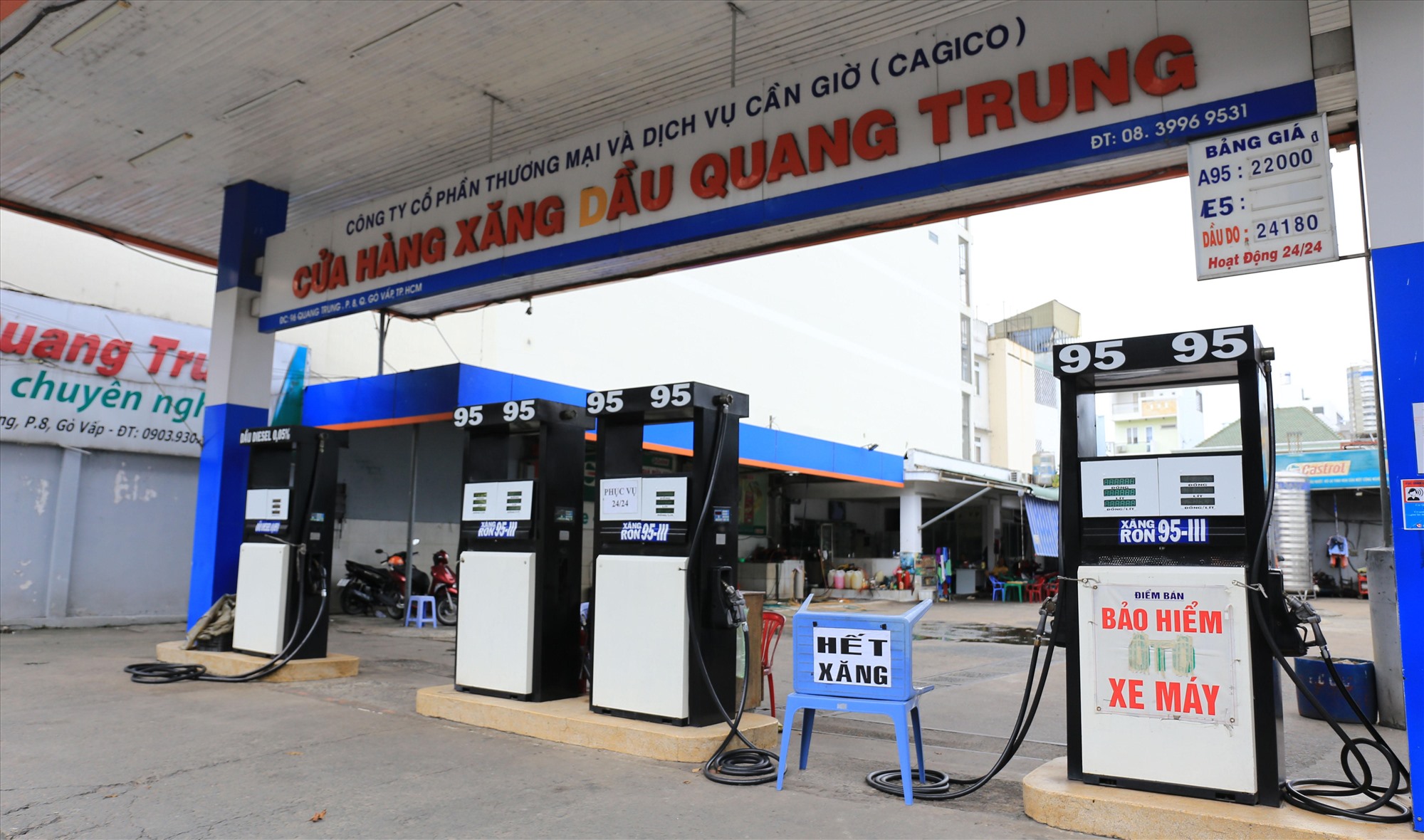 Chi nhánh 1 của cửa hàng xăng dầu nói ở đường Quang Trung, Q.Gò Vấp trên cũng dán thông báo hết xăng. Tại cửa hàng chỉ có hai nhân viên trông coi.