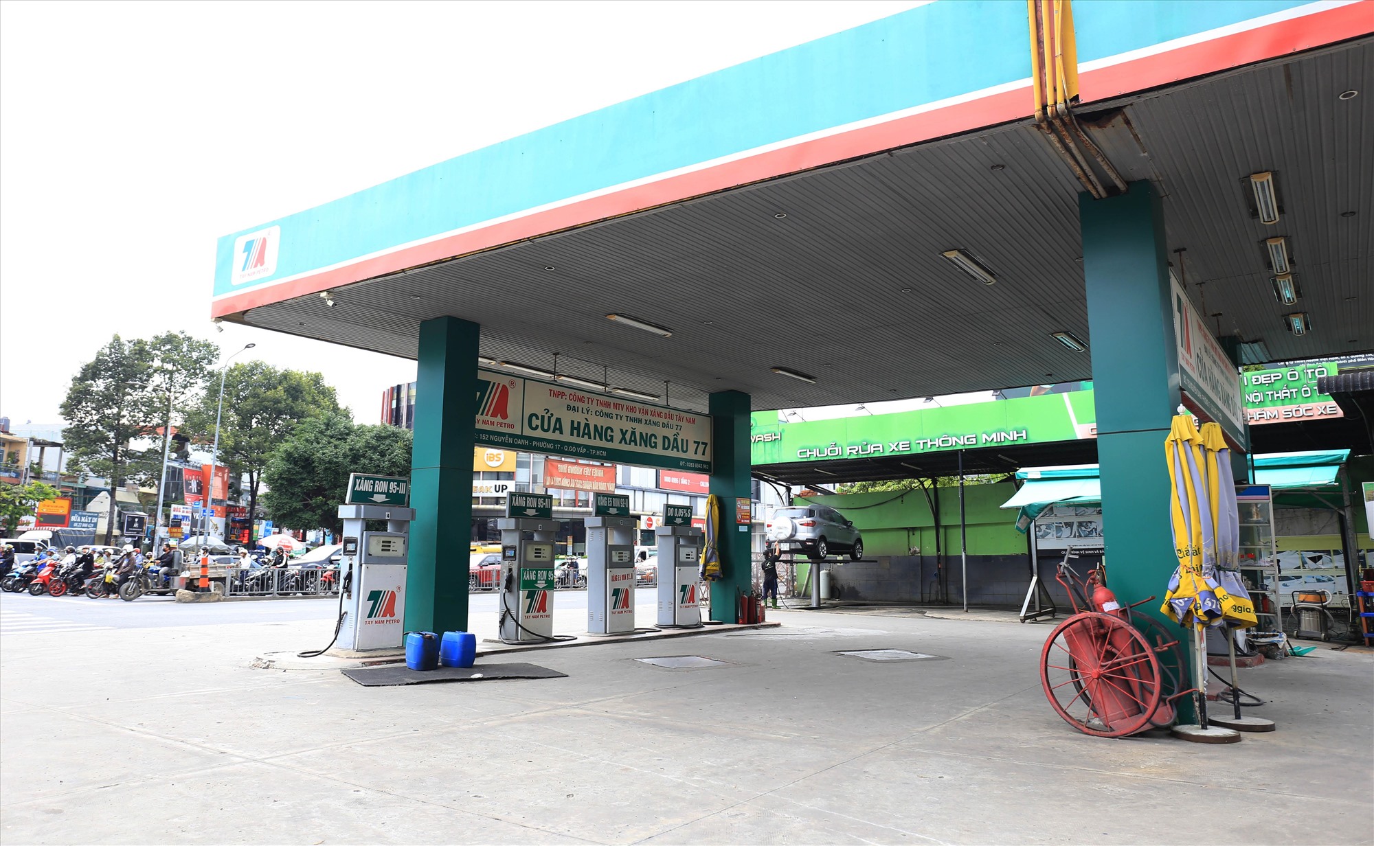 Cửa hàng xăng dầu 77 ở góc đường Nguyễn Oanh - Phan Văn Trị (Q.Gò Vấp) cũng hết xăng từ hôm qua. Hiện đang đợi xăng nhập về mới có thể hoạt động trở lại, dự kiến trong ngày mai.
