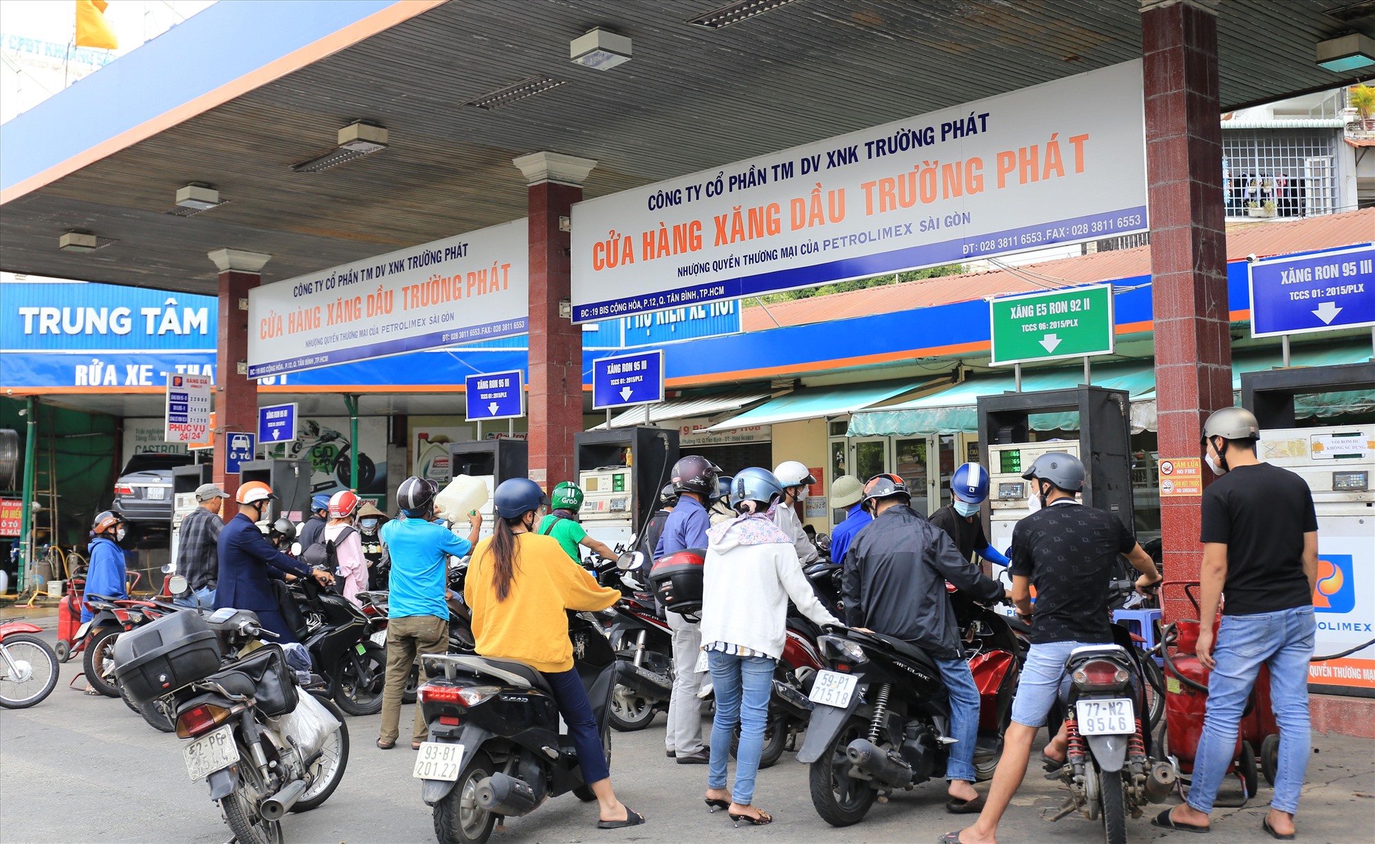 Tại cửa hàng xăng dầu Trường Phát trên đường Cộng Hoà, Q.Tân Bình vào khoảng 14 giờ, đông người đứng xếp hàng chờ tới lượt đổ xăng.