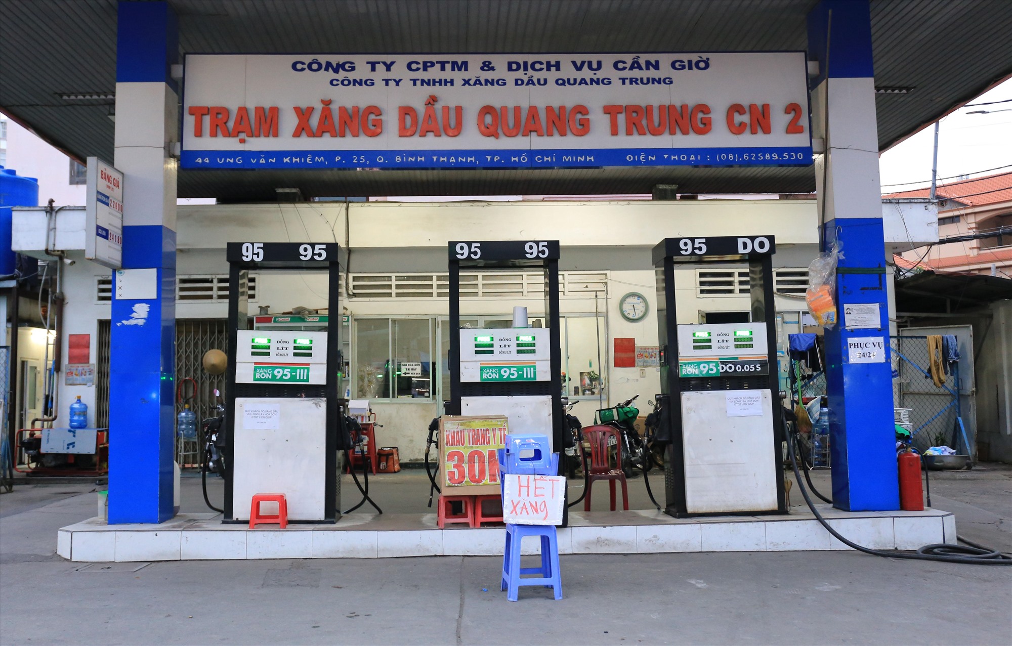 Cũng ở gần đó, Trạm xăng dầu Quang Trung chi nhánh 2 cũng hết xăng để bán. Nhân viên tại đây cho hay, tối nay xe bồn sẽ về, nhưng số lượng không bao nhiêu vì phải chia ra nhiều chi nhánh.