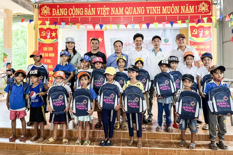 CLB Ươm Nắng trao quà cho học sinh Trường Phổ thông Dân tộc bán trú Tiểu học Vĩnh Hà, huyện Vĩnh Linh - Ảnh: L.T
