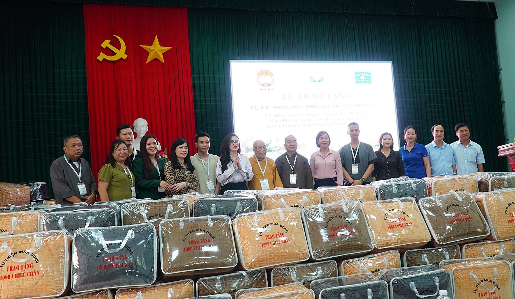 Trao quà cho các gia đình chính sách và hộ nghèo huyện Cam Lộ-Ảnh: Anh Vũ